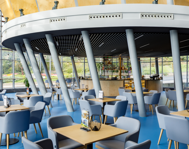 Swing-swing kávéházi vendégek